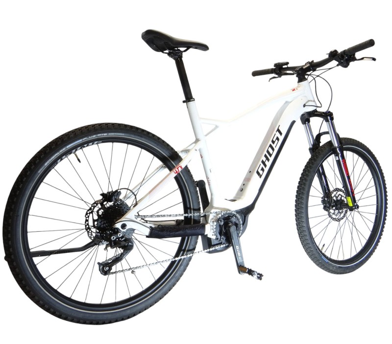 Widelec SR Suntour skutecznie tłumi nierówności terenu, zapewniając komfort jazdy.