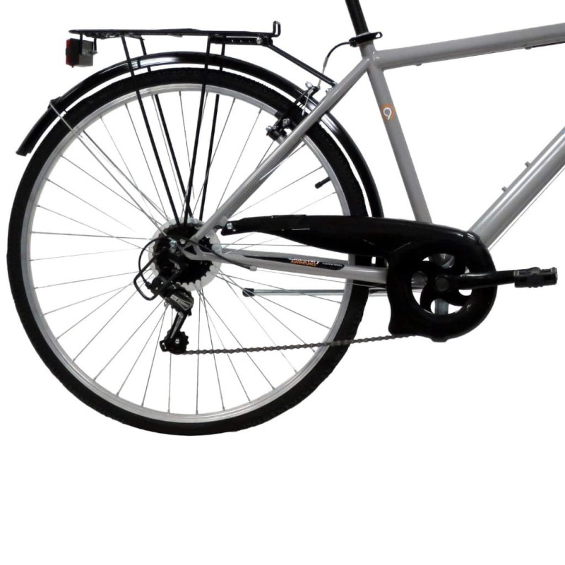 Stalowy bagażnik o nośności 25 kg umożliwia przewożenie bagażu.