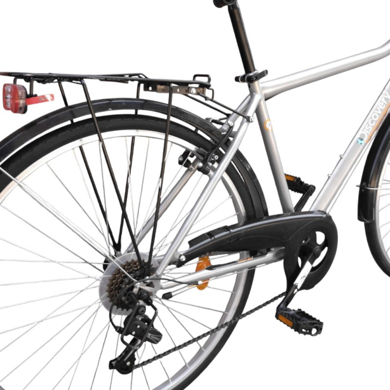 Stalowy rower męski z pojemnym bagażnikiem.